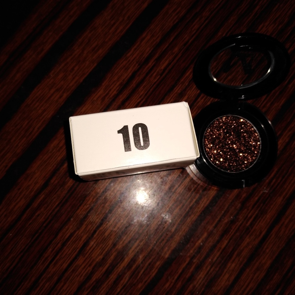 Eyeshadow - Picture 2 of 8